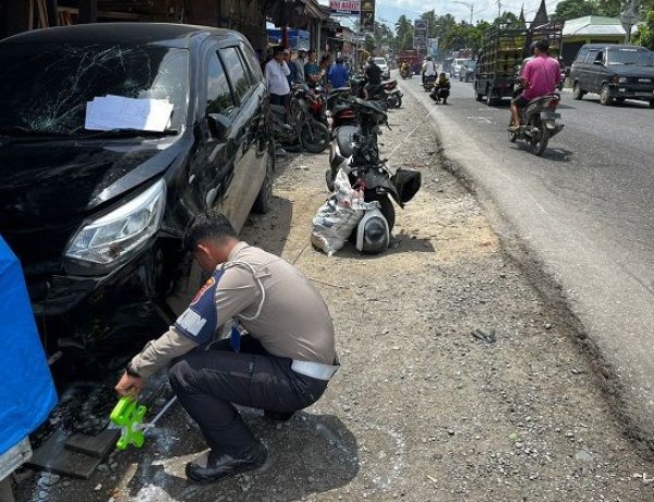 Mobil Masuk Jalur Lawan, Kecelakaan Maut Terjadi di Jalan Solok–Padang
